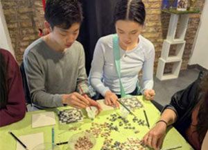 Students make old romain mosaics
